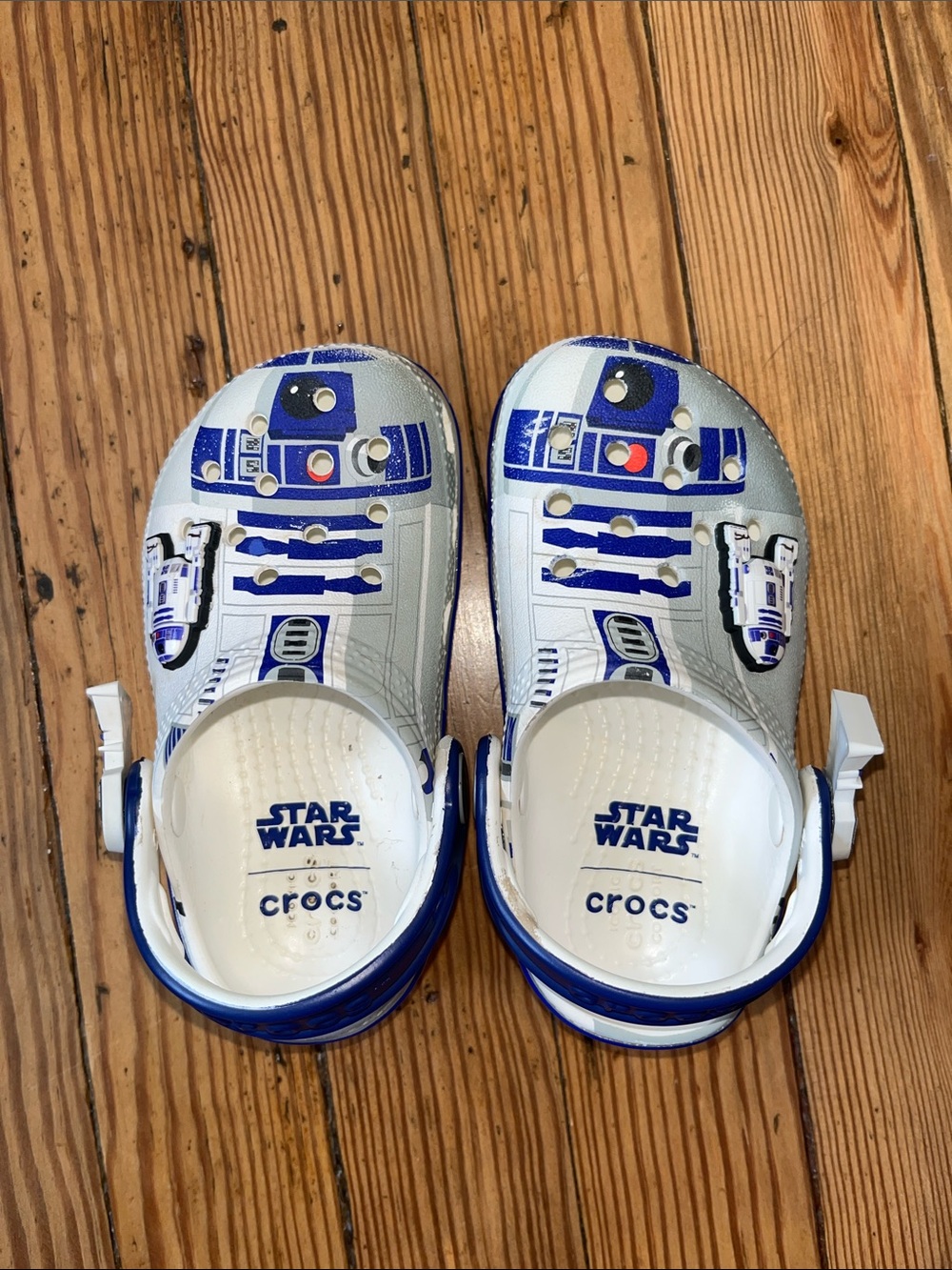 CROCS Little Kids Star Wars R2-D2 Clogs in White and Blue